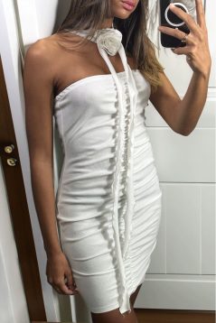 Robe Courte Blanche avec une Fleur